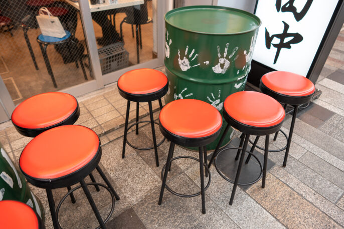 夜色高松緑のドラム缶に赤い椅子